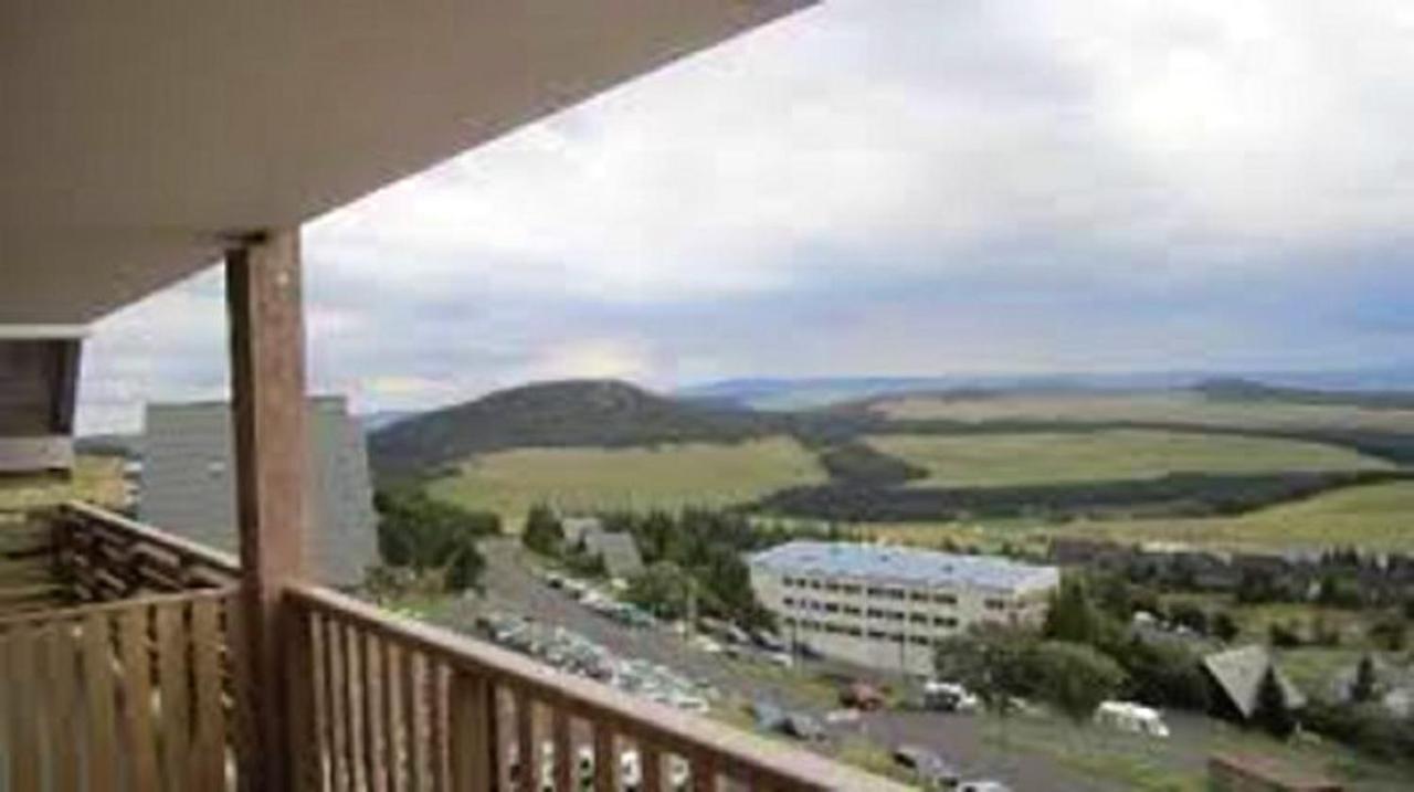 Appartement Confortable: Mountain View Retreat in Besse-et-Saint-Anastaise Exterior photo